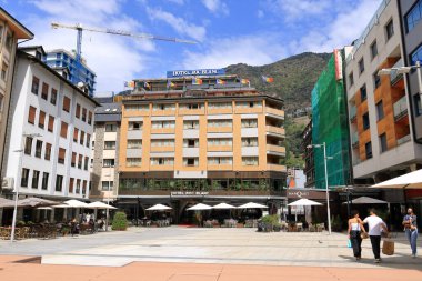 Les Escaldes - Andorra 'daki Engordany - 31 Ağustos 2024: bulutlu bir günde şehrin merkezi