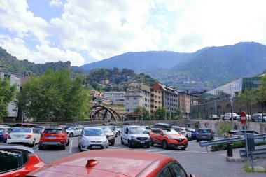 Les Escaldes - Andorra 'daki Engordany - 31 Ağustos 2024: bulutlu bir günde şehrin merkezi