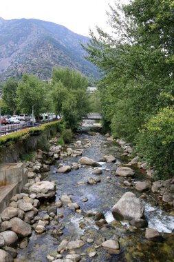 Les Escaldes - Andorra 'daki Engordany - 31 Ağustos 2024: Valira Nehri şehir boyunca akar