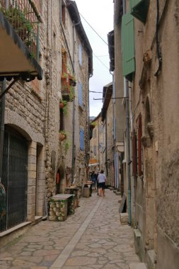 Sainte-Enimie, Gorges du Tarn in France - Eylül 03 2024: insanlar köyün güzel sokaklarını keşfediyorlar.