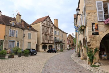 Fransa, Avrupa 'da Noyers sur Serein - Eylül 04 2024: Eski evleri ve bazı insanları olan tipik sokaklar