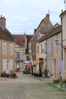 Fransa, Avrupa 'da Noyers sur Serein - Eylül 04 2024: Eski evleri ve bazı insanları olan tipik sokaklar