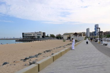 Kuveyt Şehri, Ortadoğu 'da Kuveyt - Kasım 08 2024: Yerel halk Kuveyt sahilinin keyfini çıkarıyor