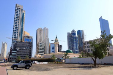 Kuveyt Şehri, Ortadoğu Kuveyt - Kasım 09 2024: Kuveyt Şehir Merkezi 'ndeki modern gökdelenler arasında geleneksel binalar
