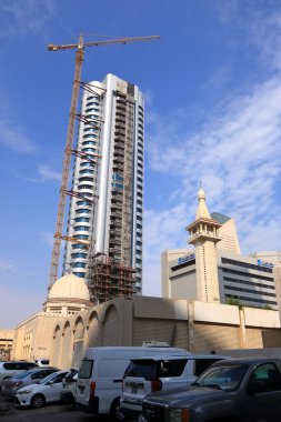 Kuveyt Şehri, Ortadoğu Kuveyt - Kasım 09 2024: Kuveyt Şehir Merkezi 'ndeki modern gökdelenler arasında geleneksel binalar