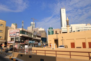 Kuveyt Şehri, Ortadoğu Kuveyt - Kasım 09 2024: Kuveyt Şehir Merkezi 'ndeki modern gökdelenler arasında geleneksel binalar