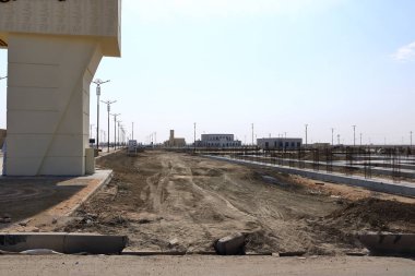 Nasiriye, Irak - 12 Kasım 2024: Ur Turizm Şehri 'nin inşaatında işçiler antik Ur' daki zigguratın yanında, Sümer tapınağında