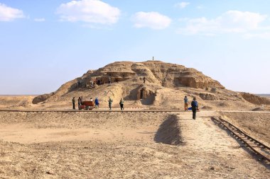 Uruk, Irak - 12 Kasım 2024: Antik Uruk şehrindeki kazı alanını ziyaret eden turistler