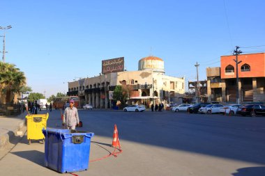 Necef, Nadscu Irak 'ta - 13 Kasım 2024: Seyyahlar güneşli bir günde şehirde yürüyor