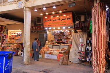Necef, Nadscu Irak 'ta - 13 Kasım 2024: Seyyahlar güneşli bir günde şehirde yürüyor
