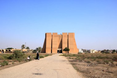 Kontes, Bağdat, Irak 'ta Bağdat - 14 Kasım 2024: Ktesifon Sarayı veya Tak-i Kisra' nın karşısındaki binada yaşayan insanlar Saddam Hüseyin 'in sinema, propaganda ve kültür merkezi olarak kullanıldı.