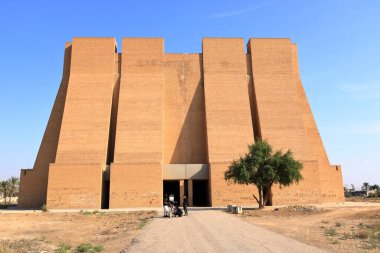 Kontes, Bağdat, Irak 'ta Bağdat - 14 Kasım 2024: Ktesifon Sarayı veya Tak-i Kisra' nın karşısındaki binada yaşayan insanlar Saddam Hüseyin 'in sinema, propaganda ve kültür merkezi olarak kullanıldı.