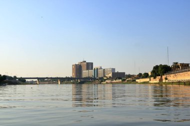 Bağdat, Irak 'ta Bağdat - 15 Kasım 2024: Nehir kıyısında Dicle Nehri manzarası