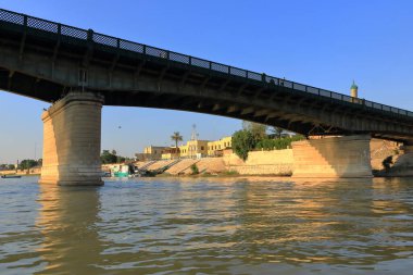 Bağdat, Irak 'ta Bağdat - 15 Kasım 2024: Nehir kıyısında Dicle Nehri manzarası