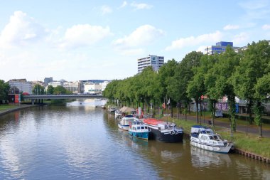 Saarbruecken, Saarland, Almanya - Ağustos 06 2024: Saar Nehri kıyısı boyunca yürüme