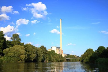 Saarbruecken, Saarland, Almanya - Ağustos 06 2024: Saar Nehri 'nden görülen elektrik santrali Heizkraftwerk Roemerbruecke