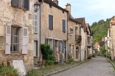 Avrupa 'da Noyers sur Serein, Fransa' da eski evleri olan tipik sokaklar