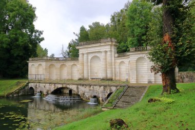 Tanlay, Burgundy, Fransa 'daki görkemli Fransız şatosu ve park manzarası