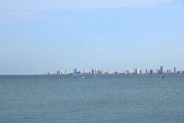 Kuveyt kıyı şeridi ve ufuk çizgisi. Orta Doğu 'daki Basra Körfezi' ndeki Kuveyt Panoraması.