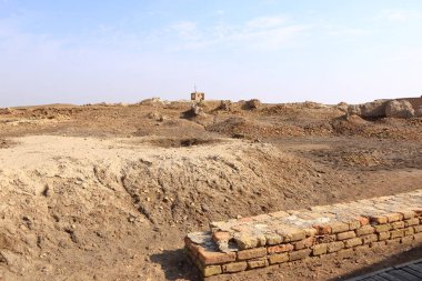 Hz. İbrahim 'in Evi, eski Ur' da, Sümer tapınağında, Irak 'ta Zigguratı restore etti.