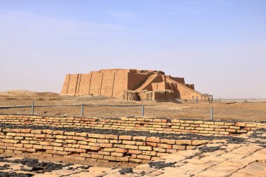 Eski Ur 'daki restore edilmiş ziggurat, Sümer tapınağı, Irak