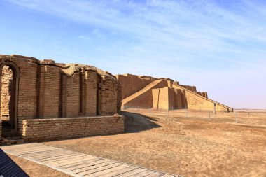 Eski Ur 'daki restore edilmiş ziggurat, Sümer tapınağı, Irak