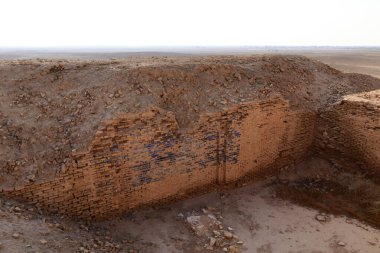 Irak 'ın Uruk kentindeki kazı alanında duvarlar ve tuğlalar.