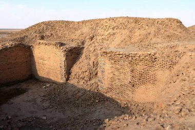 Irak 'ın Uruk kentindeki kazı alanında duvarlar ve tuğlalar.