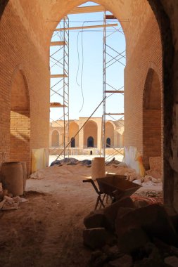 Irak 'ın Samarra kentindeki Ana Halifelik Sarayı' nın yenilenmesi, Arapça 'da Dar el Hilafet (Halifeliğin Abode of the Halife) veya Halife Sarayı (Halife Sarayı) olarak bilinir.)