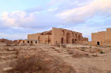 Irak 'ta Hatra, Yukarı Mezopotamya' da antik şehir bugün Doğu Ninova Valiliği 'nde yer almaktadır.