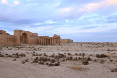 Irak 'ta Hatra, Yukarı Mezopotamya' da antik şehir bugün Doğu Ninova Valiliği 'nde yer almaktadır.