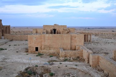 Irak 'ta Hatra, Yukarı Mezopotamya' da antik şehir bugün Doğu Ninova Valiliği 'nde yer almaktadır.