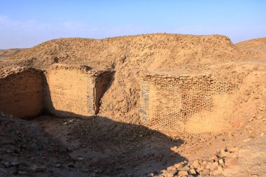 Irak 'ın Uruk kentindeki kazı alanında duvarlar ve tuğlalar.