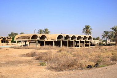 Bağdat yakınlarındaki Kontes, Irak 'taki Bağdat, Ktesifon Sarayı veya Tak-i Kisra' nın karşısındaki bölge Saddam Hüseyin 'in kültür ve propaganda merkezi olarak kullanıldı.
