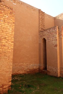 Irak 'ın Samarra kentindeki Ana Halifelik Sarayı' nın duvarları ve tuğlaları, Arapça 'da Dar el Hilafet (Halifeliğin Abode' si) veya Halife Sarayı (Halife Sarayı) olarak bilinir.)