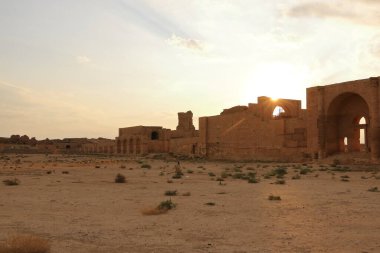 Irak 'ta Hatra, Yukarı Mezopotamya' da antik şehir bugün Doğu Ninova Valiliği 'nde yer almaktadır.