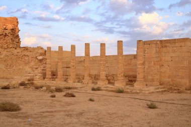 Irak 'ta Hatra, Yukarı Mezopotamya' da antik şehir bugün Doğu Ninova Valiliği 'nde yer almaktadır.