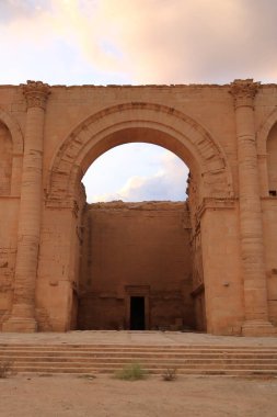 Irak 'ta Hatra, Yukarı Mezopotamya' da antik şehir bugün Doğu Ninova Valiliği 'nde yer almaktadır.