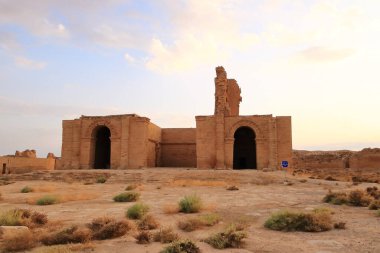 Irak 'ta Hatra, Yukarı Mezopotamya' da antik şehir bugün Doğu Ninova Valiliği 'nde yer almaktadır.