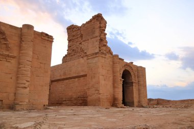 Irak 'ta Hatra, Yukarı Mezopotamya' da antik şehir bugün Doğu Ninova Valiliği 'nde yer almaktadır.