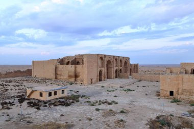 Irak 'ta Hatra, Yukarı Mezopotamya' da antik şehir bugün Doğu Ninova Valiliği 'nde yer almaktadır.