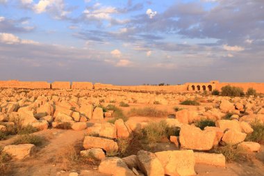 Irak 'ta Hatra, Yukarı Mezopotamya' daki antik kentin giriş alanı bugün Doğu Ninova Valiliği 'nde yer almaktadır.