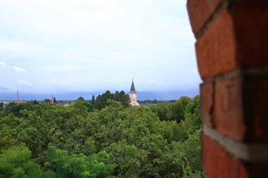 Biesenthal 'daki Kaiser-Friedrich-Turm hava manzaralı, Almanya' nın Brandenburg eyaletinde küçük bir kasaba.