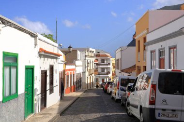 Los Silos, Tenerife, İspanya 'daki Kanarya Adaları - 03 Aralık 2024: Öğlen güzel köyün sokakları