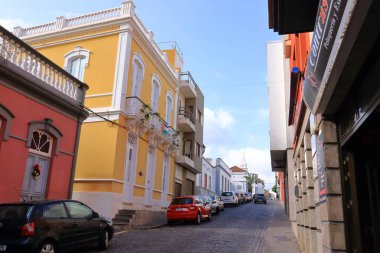 Los Silos, Tenerife, İspanya 'daki Kanarya Adaları - 03 Aralık 2024: Öğlen güzel köyün sokakları