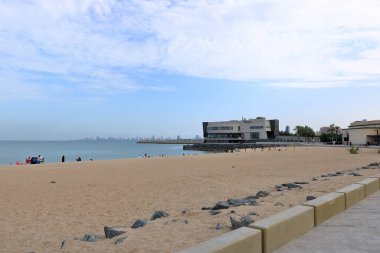 Kuveyt Şehri, Ortadoğu 'da Kuveyt - Kasım 08 2024: Yerel halk Kuveyt sahilinin keyfini çıkarıyor