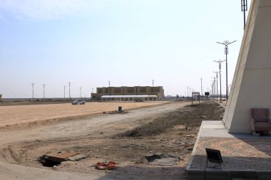 Nasiriye, Irak - 12 Kasım 2024: Ur Turizm Şehri 'nin inşaatında işçiler antik Ur' daki zigguratın yanında, Sümer tapınağında