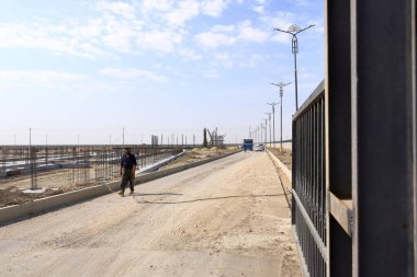 Nasiriye, Irak - 12 Kasım 2024: Ur Turizm Şehri 'nin inşaatında işçiler antik Ur' daki zigguratın yanında, Sümer tapınağında