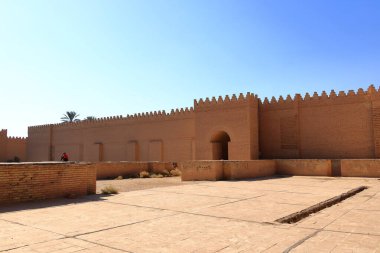 Irak 'taki Babil - 13 Kasım 2024: insanlar antik Babil şehrinin eski duvarlarını ziyaret ediyor