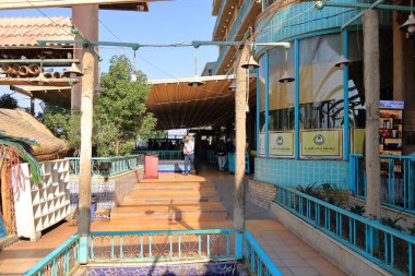 Bağdat, Irak 'ta Bağdat - 14 Kasım 2024: Bab Al-Ağa Fırını' nın önündeki insanlar